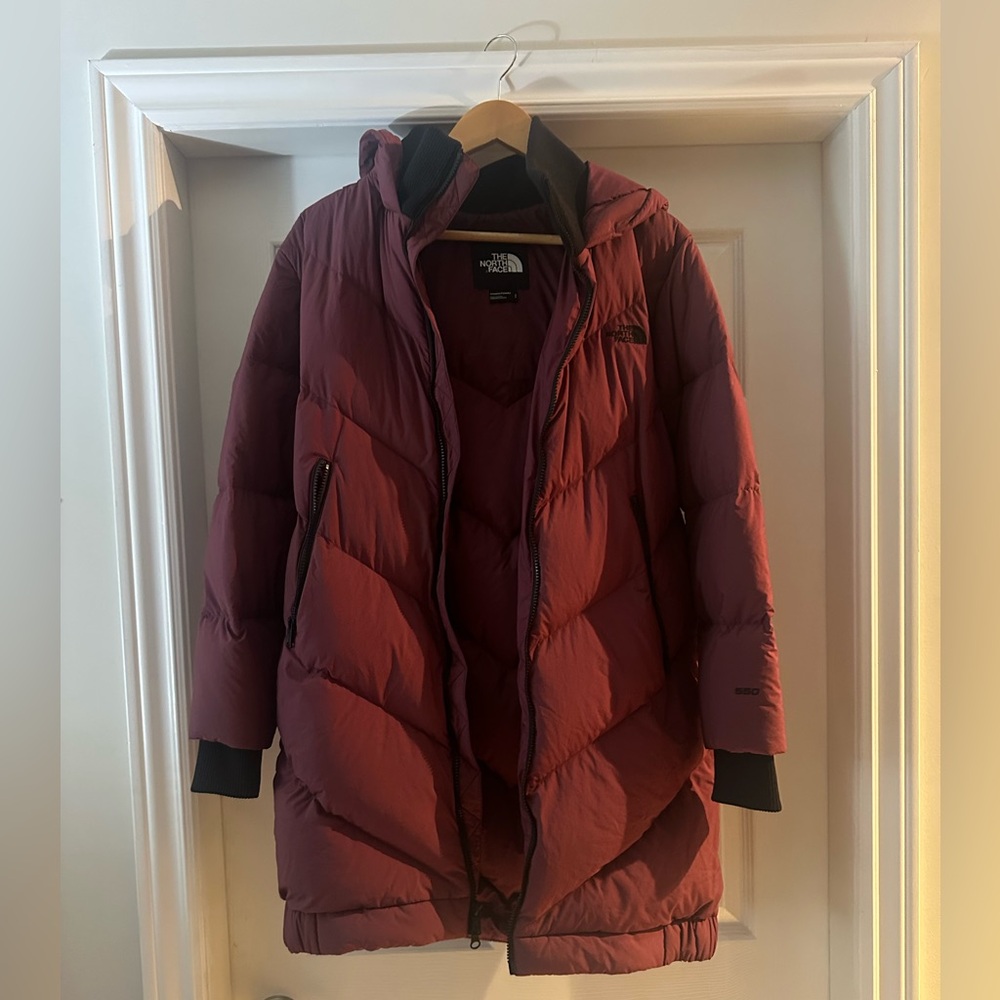 THE NORTH FACE Women’s burgundy & black 550 midi length down parka size small